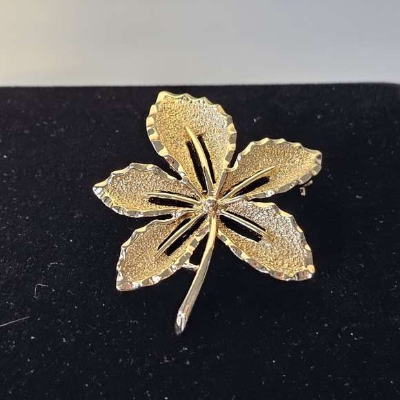 Vintage Signed Sarah Coventry Gold Tone Leaf Brooch - Picture 3 of 6